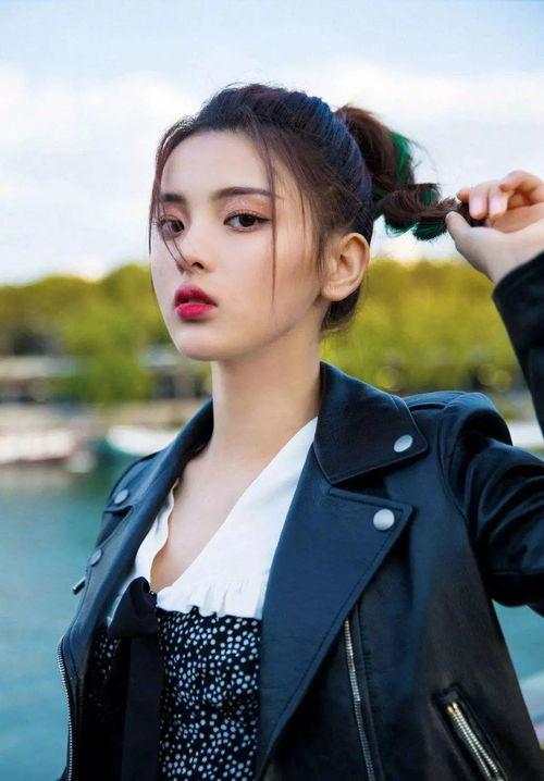 彭冠英蔡文静娱乐吃瓜,甜蜜互动引网友热议